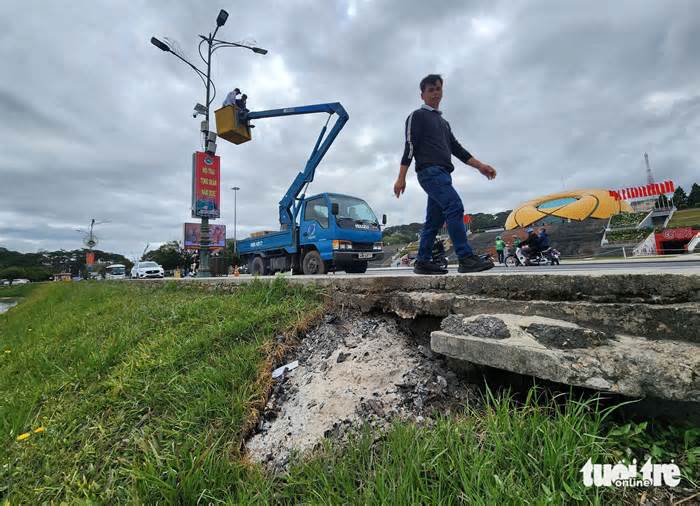 Bán hàng rong làm cháy nát thảm cỏ quanh hồ Xuân Hương Đà Lạt