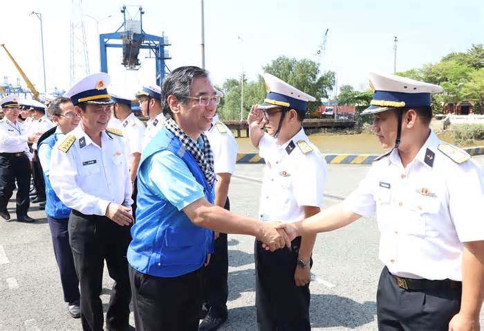 Đoàn đại biểu TPHCM vượt hơn 1.000 hải lý sẻ chia yêu thương với quân dân các đảo và nhà giàn phía Tây-Nam