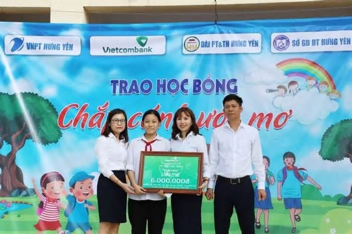 Vietcombank Hưng Yên tặng học bổng cho học sinh nghèo