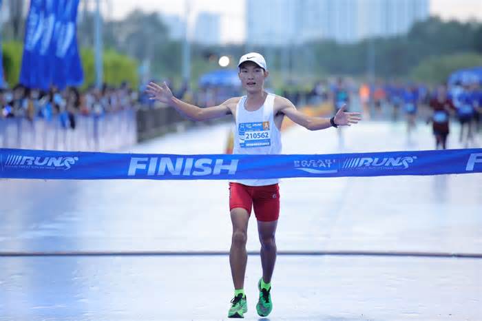 'Ông hoàng marathon' Hoàng Nguyên Thanh tiếp tục thống trị cự ly 21km