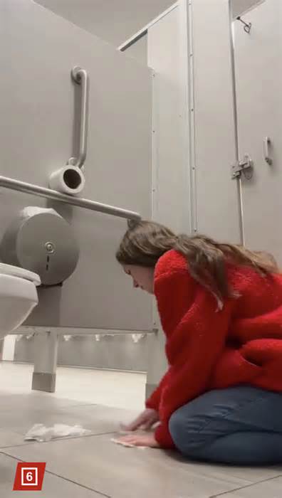 Cô gái thích dọn nhà vệ sinh công cộng
