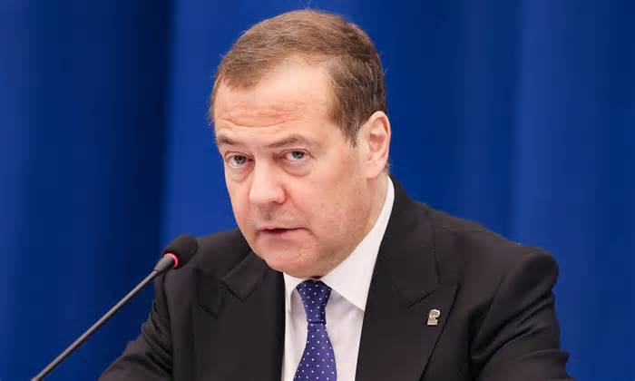 Ông Medvedev: Nga không còn lằn ranh đỏ với Pháp