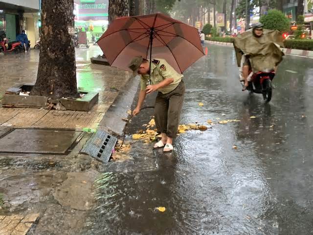 TPHCM mưa dông nhiều nơi, người dân không kịp trở tay
