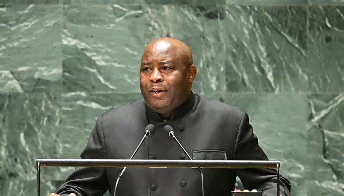 Tổng thống Burundi kêu gọi ném đá các cặp đồng tính