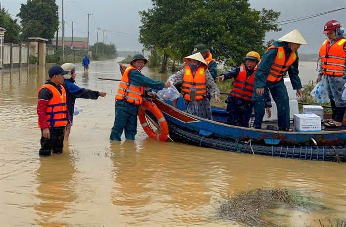 Đi thuyền trên cánh đồng, tiếp thức ăn cho người dân vùng lũ