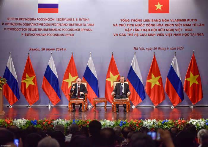 Tổng thống Putin xúc động khi nhận được tình cảm từ những người bạn chí tình của nước Nga