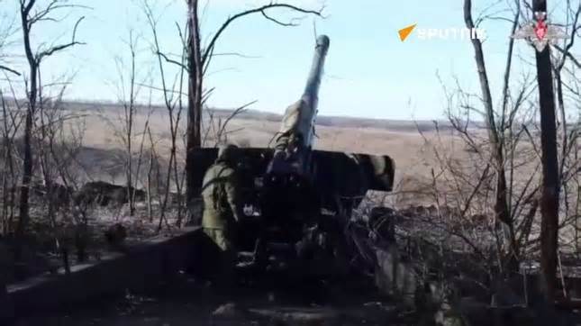 Xem pháo tự hành 2A36 Giatsint-B Nga khai hỏa ở Ukraine