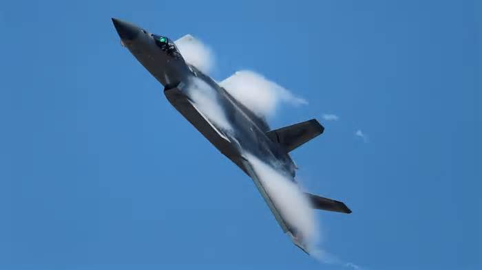Số lượng tiêm kích J-20 Trung Quốc có khả năng vượt F-22 Mỹ vào cuối năm nay
