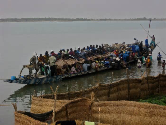 Chìm tàu chở người đi ăn cưới trên sông Niger, hơn 100 người chết