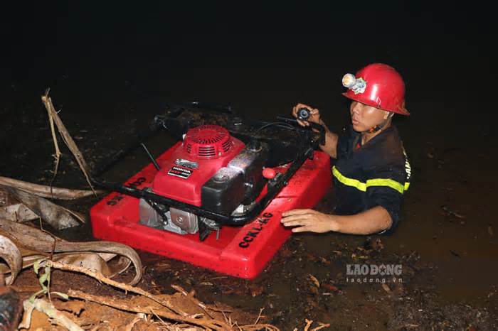 Xuyên đêm dầm mình dưới kênh, kéo nước chữa cháy rừng ở biên giới Kiên Giang