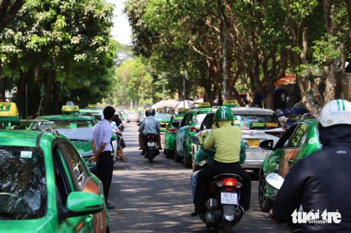 Xe taxi đậu kín đường xung quanh sân bay Tân Sơn Nhất, bãi đệm quá tải