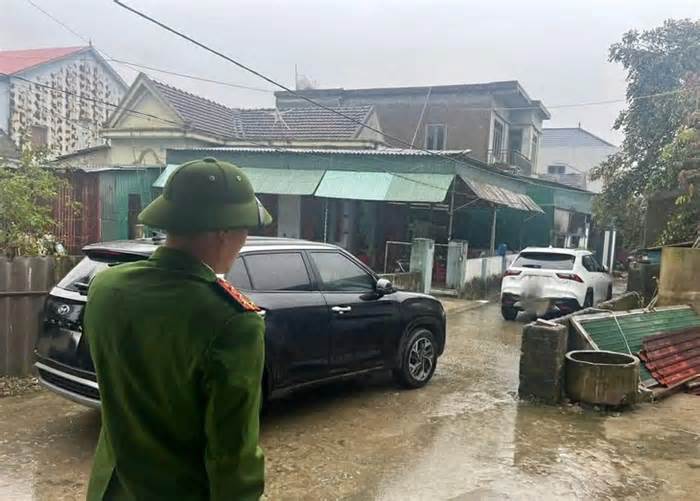 Tài xế đậu xe 'khóa đầu, khóa đuôi' ngõ nhỏ, thách 'ai cẩu được cứ cẩu, phạt 100 triệu không sao'