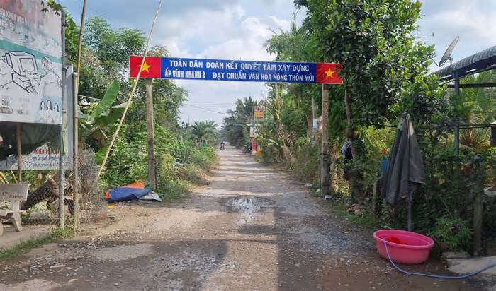 Cam sành, dừa của nhiều hộ dân bị mua giá rẻ vì 5,6km đường xuống cấp