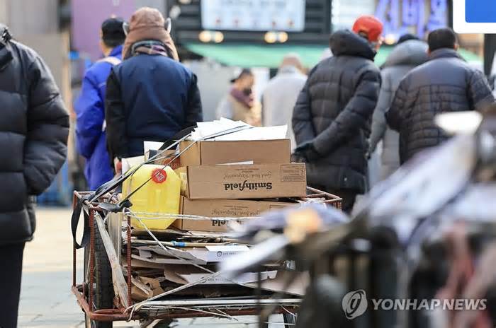 Ngày càng nhiều người già Hàn Quốc đi nhặt rác