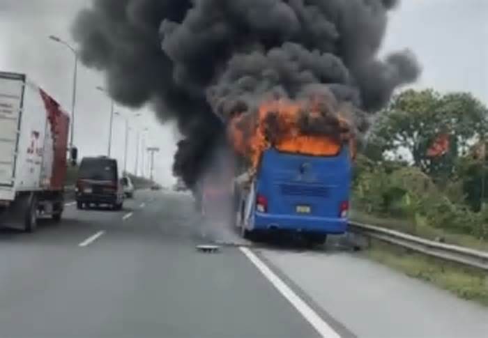 Xe khách cháy ngùn ngụt trên cao tốc
