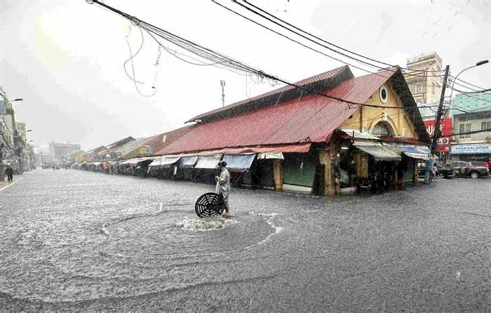 Chợ Thủ Đức thành chợ nổi trong cơn mưa lớn