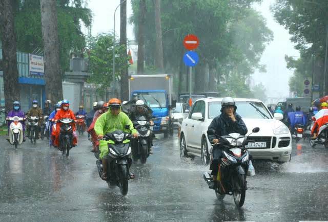 TPHCM mưa rào, sấm sét nhiều vào chiều tối