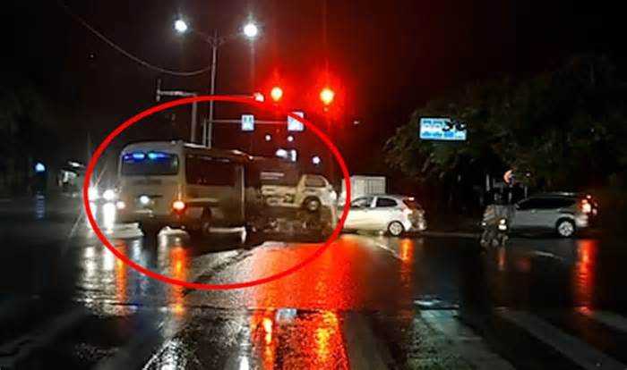 Truy tìm tài xế ô tô khách vượt đèn đỏ, tông lật xe tải rồi bỏ chạy ở Hà Nội