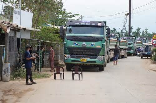 Đoàn xe tải chở đất ở Quảng Ngãi khiến người dân khổ sở