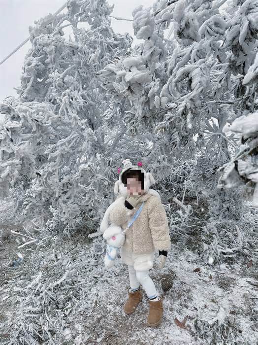 Tranh cãi người mẹ đưa con 5 tuổi đi 'săn' băng tuyết -4 độ ở đỉnh Mẫu Sơn