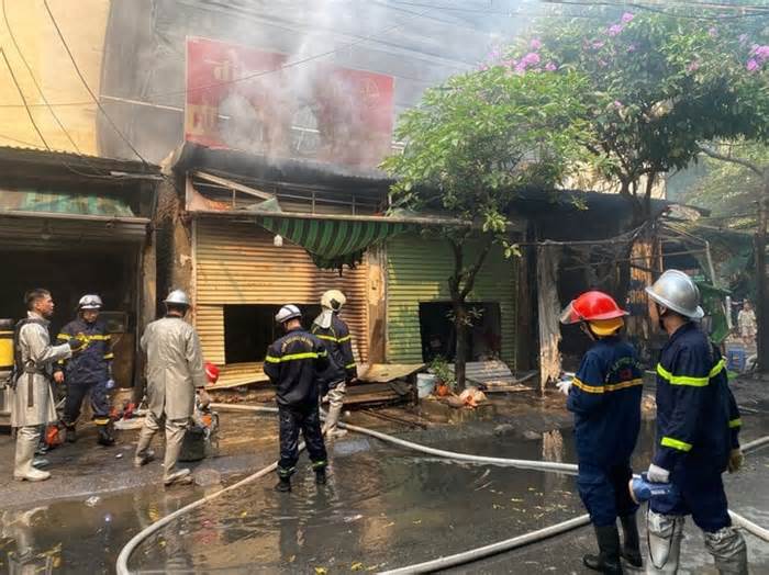 Cháy 4 ki ốt ở Hà Nội, Cảnh sát PCCC đục cửa cuốn vào dập lửa