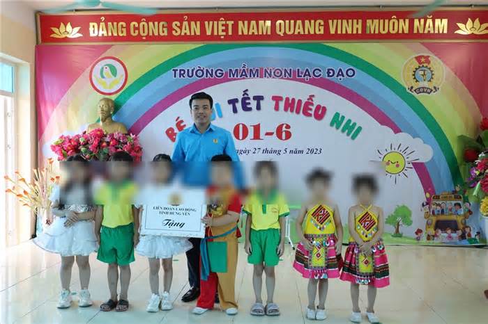 Lãnh đạo Liên đoàn Lao động tỉnh Hưng Yên tặng quà con công nhân