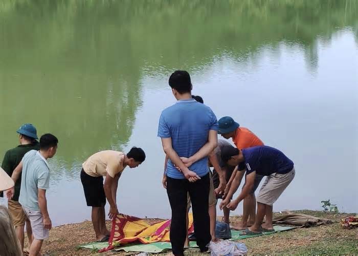 Tắm hồ, cô gái khuyết tận đuối nước