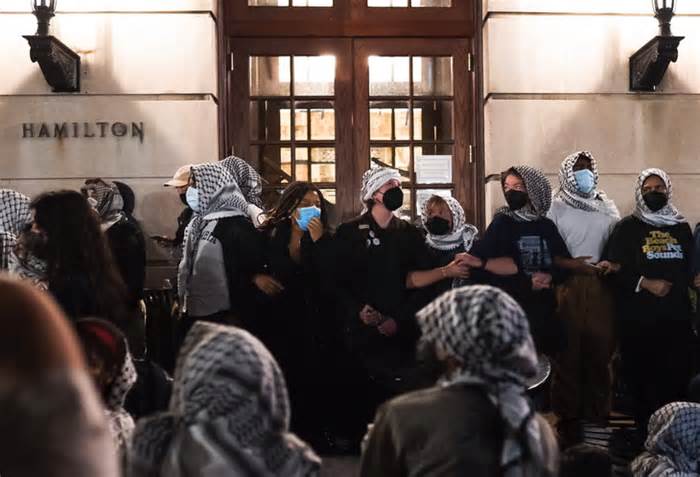 Cảnh sát Mỹ ập vào Đại học Columbia giải tán cuộc biểu tình phản chiến ở Gaza