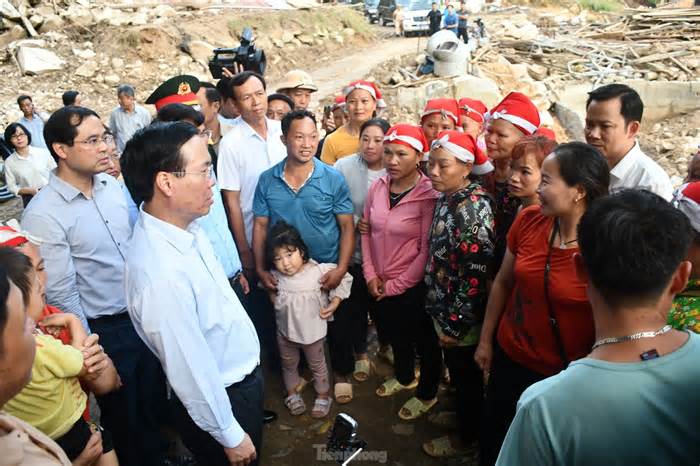 Chủ tịch nước Võ Văn Thưởng thăm, động viên người dân vùng lũ ở Lào Cai
