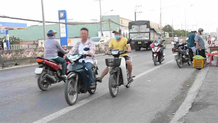 Vô tư chạy ngược chiều, vượt đèn đỏ trên Quốc lộ 1A