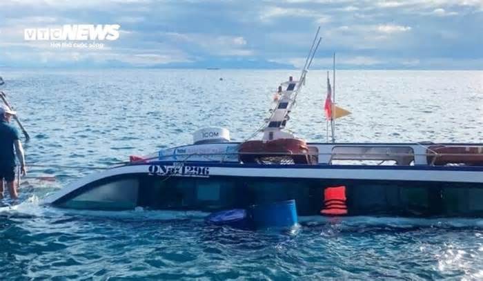 Cano chìm ở đảo Cù Lao Chàm, 23 người thoát chết