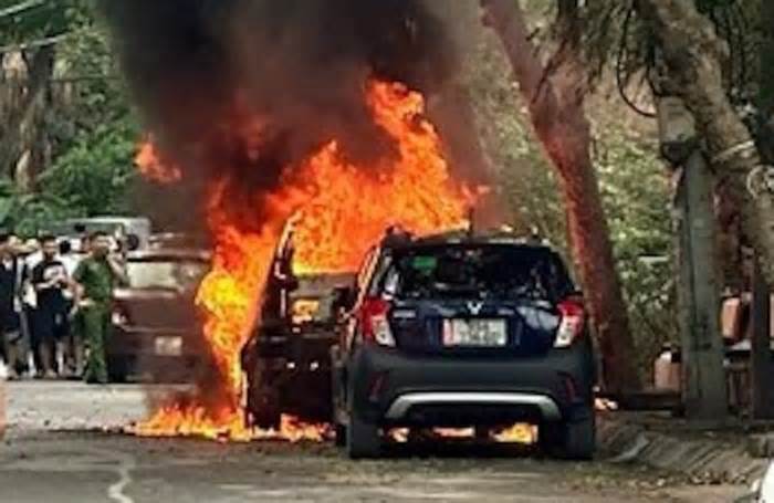 Ô tô BMW cháy trơ khung giữa trưa ở Hà Nội