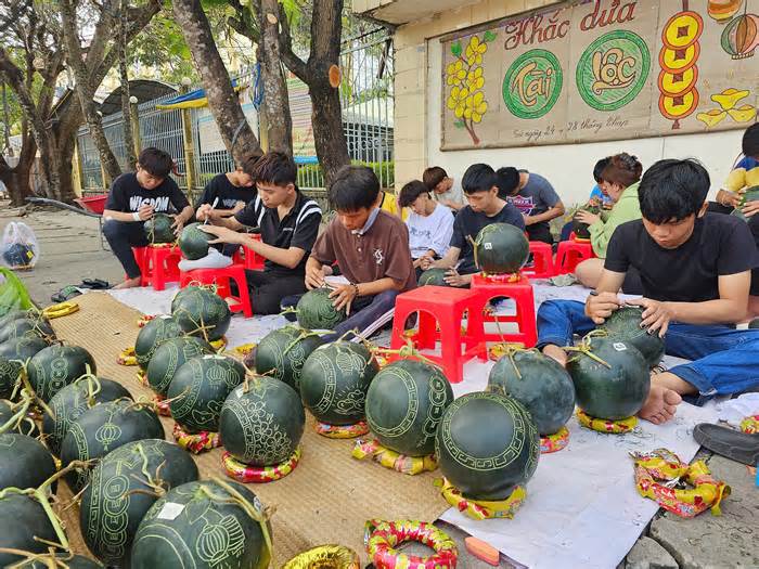 Trẻ khuyết tật khắc dưa hấu thư pháp kiếm thêm thu nhập ngày Tết