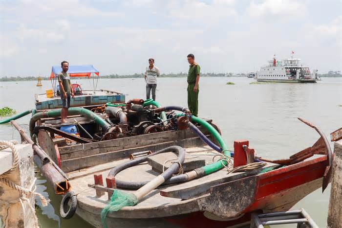 Bắt quả tang 2 thanh niên khai thác cát không phép trên tuyến sông Cổ Chiên