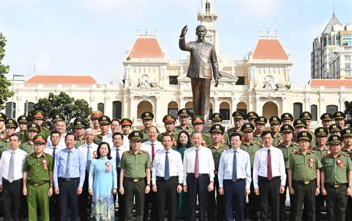 Tổng Bí thư, Chủ tịch nước Tô Lâm dâng hoa tại Công viên Tượng đài Bác Hồ