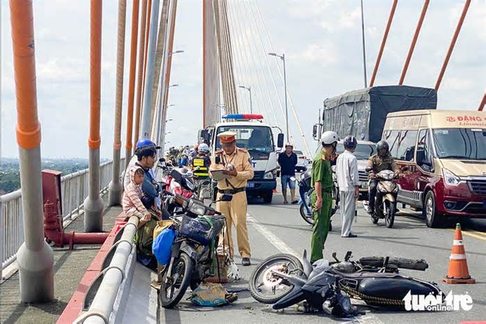 Tai nạn trên cầu Rạch Miễu, một thiếu niên thiệt mạng, kẹt cả phà lẫn cầu