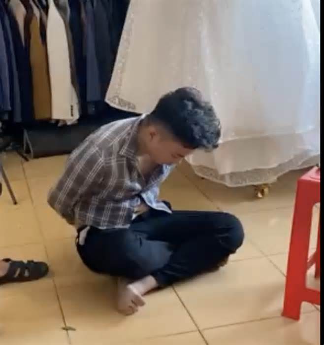 Thanh niên vào tiệm áo cưới vờ thử đồ rồi khống chế nhân viên nữ cướp tiền