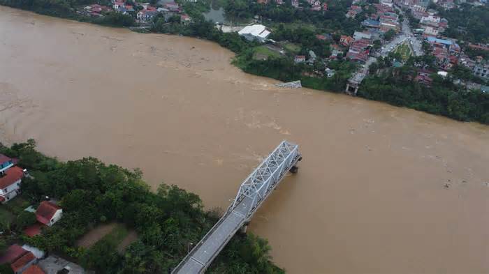 Vụ sập cầu Phong Châu: Cứu được 5 người, 8 phương tiện bị rơi xuống sông Hồng