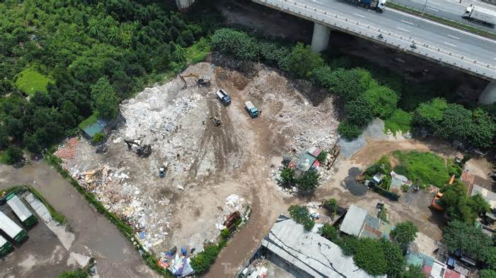 Vì sao 4 năm không xử lý bãi trạc thải xây dựng 'khủng' tại chân cầu Thanh Trì?