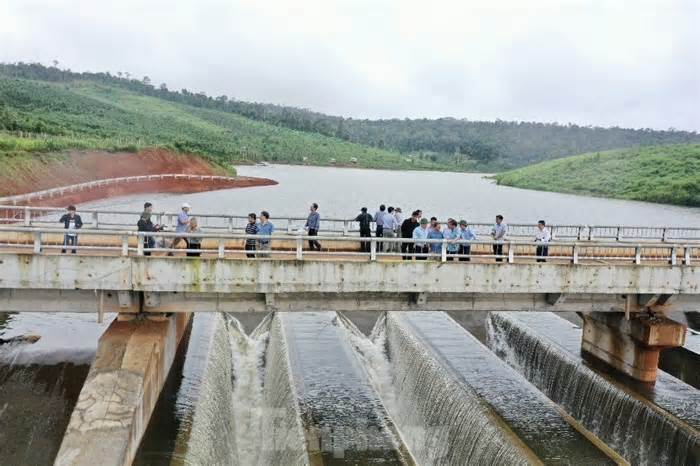 Hồ chứa nước trên trăm tỷ đồng công bố tình trạng khẩn cấp: Gần một năm vẫn chưa kết luận nguyên nhân