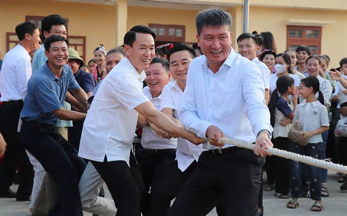 Bí thư Yên Bái tham gia kéo co tại Ngày hội Đại đoàn kết