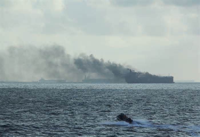 Hai tàu chở dầu lớn va chạm, bốc cháy gần Singapore