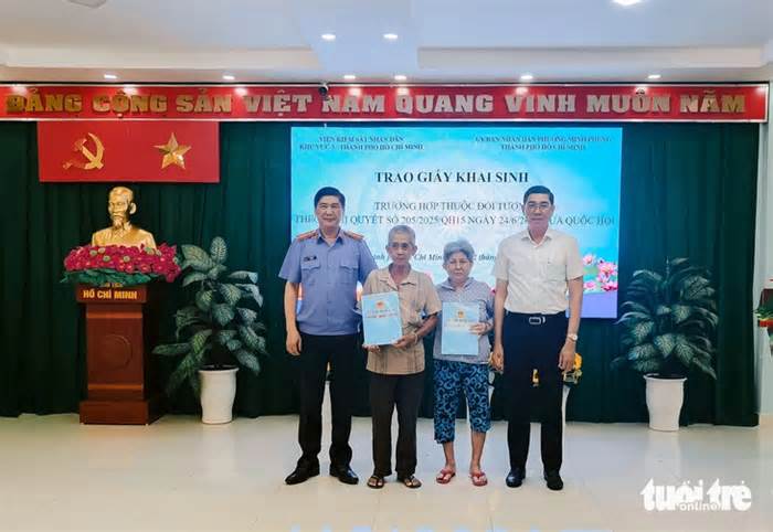 Người đàn ông 66 tuổi được cấp lại giấy khai sinh sau nhiều năm thất lạc