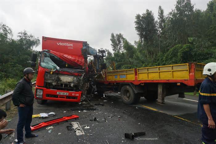 Hiện trường vụ tai nạn giao thông giữa 2 ôtô tải khiến 4 người bị thương
