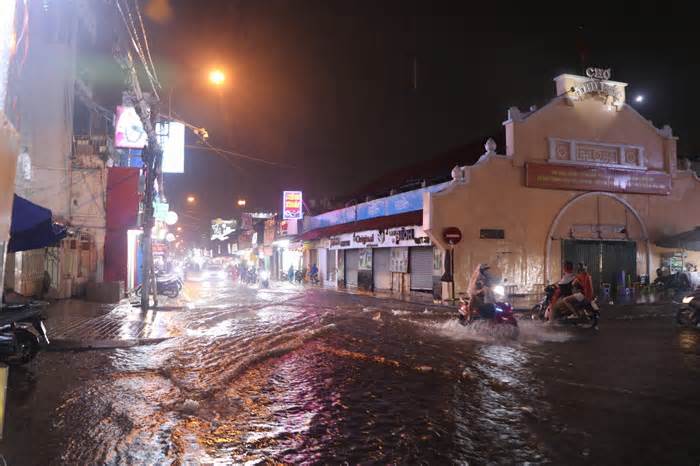 Đường phố TPHCM ngập lênh láng, nước chảy cuồn cuộn sau cơn mưa lớn