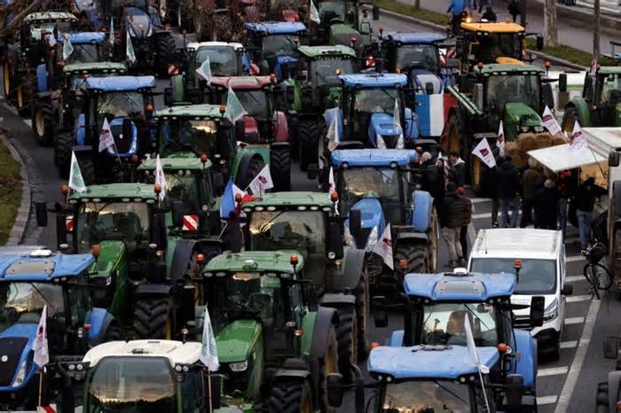 Nông dân lái hàng trăm máy kéo vào Paris biểu tình, nấu ăn trước Quốc hội Pháp