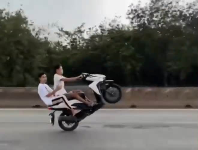Khởi tố 4 thanh niên vụ đăng clip bốc đầu xe môtô lên Tiktok ở Đồng Nai