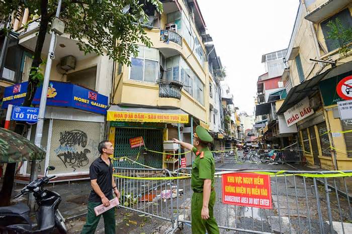 Hà Nội báo động 1 trên sông Hồng, phong tỏa nhà 3 tầng trên phố cổ bị nghiêng