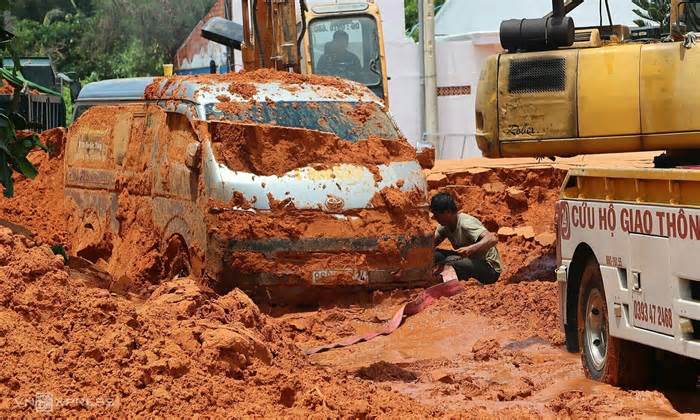 Tài xế ôtô bị vùi lấp: 'Lũ cát ngập tới ngực, cuốn tôi trôi 20 m'