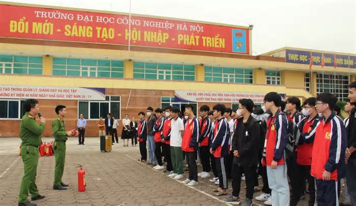 Hà Nam: Trường Đại học Công nghiệp tổ chức thi về phòng cháy chữa cháy